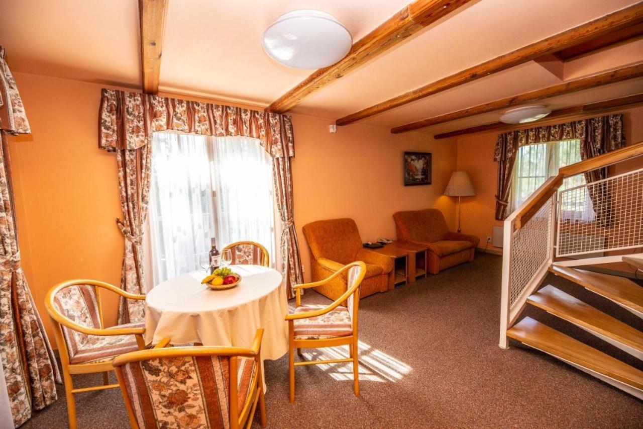 Hotel Na Jezere ฮอร์นี ปลานา ภายนอก รูปภาพ